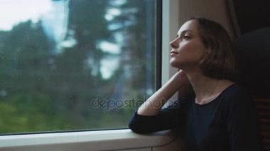 Yine de trenle seyahat sırasında cam arayan kadın