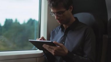 Adam o trenle seyahat sırasında kazanan olduğunu keşfeder