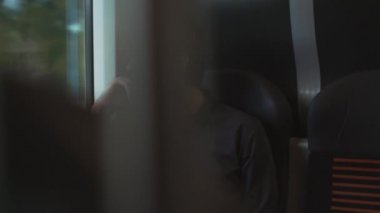 Tren hareket pencereden bakan adam