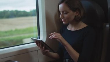 Kadın taşıma tren penceresinde yanında Tablet Pc kullanarak