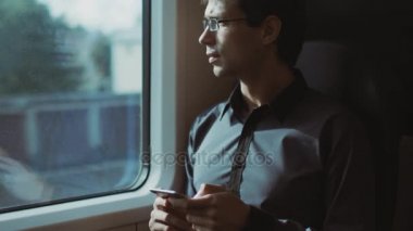 Trende yolculuk sırasında telefonu kullanan adam