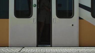 Kadın metroyu almak