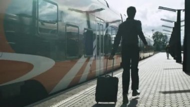 Bagaj numaralı treni kovalayan adam