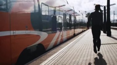 Numaralı treni peşinde adam