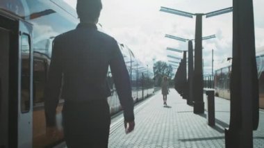 Adam toplantı ve tren istasyonuna varış, kız arkadaşı sarılma