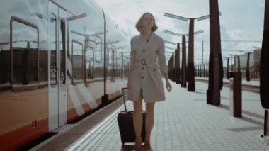 Bagaj Demiryolu istasyonu üzerinde yürüme ile kendine güvenen kadın