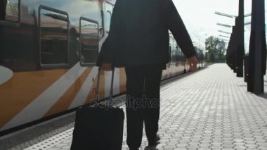 Gün batımı anda tren istasyonu yürüme Bagaj ile kendine güvenen adam