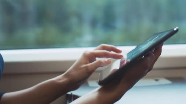 在移动的火车窗口旁边的女人使用 Tablet Pc — 图库视频影像