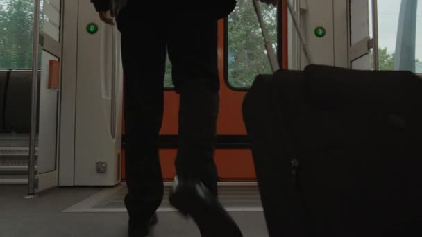 Empresário com bagagem saindo do trem — Vídeo de Stock