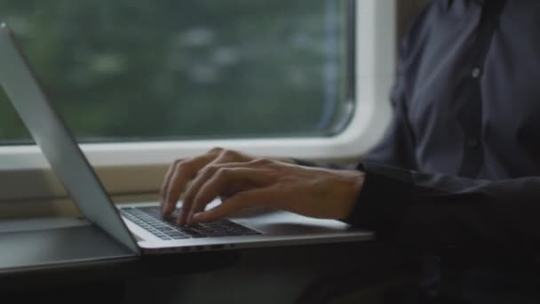 Trende yolculuk sırasında dizüstü bilgisayarda çalışan adam — Stok video