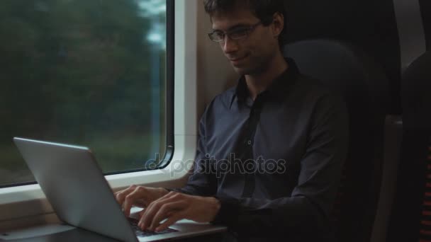 Ο άνθρωπος που εργάζεται για το φορητό υπολογιστή σε κατά τη διάρκεια του ταξιδιού με τρένο — Αρχείο Βίντεο