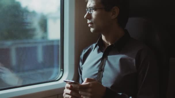 Hombre usando el teléfono durante el viaje en tren — Vídeo de stock