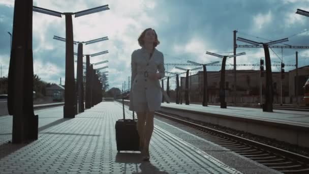 Tiros de mulher com bagagem Caminhando pela Estação Ferroviária — Vídeo de Stock