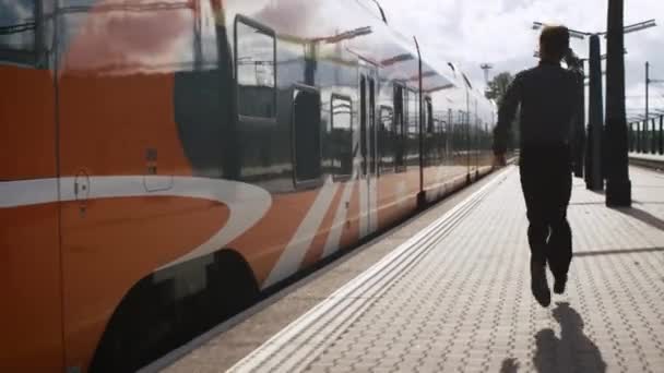 De mens is Chasing vertrekkende trein — Stockvideo