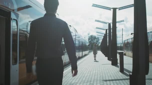 Spotkanie człowiek i przytulanie dziewczyna o przybyciu do dworca kolejowego — Wideo stockowe