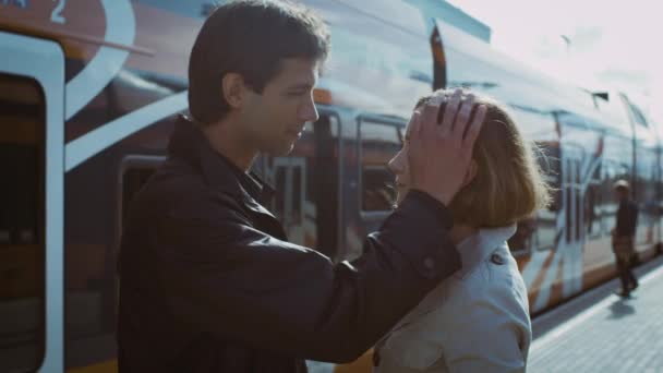 Hombre reunión novia a la llegada en la estación de tren — Vídeos de Stock