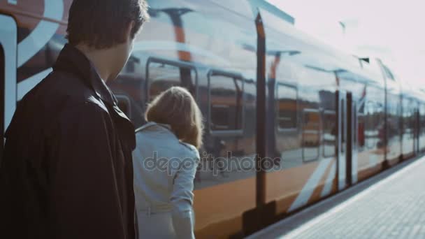 Мужчина увидел подругу на железнодорожной станции — стоковое видео