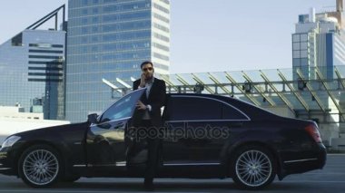 Süre bir telefonda konuşmak gün süre içinde çatı otopark bir siyah executive arabadan işadamı alır.