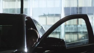 Süre bir telefonda konuşmak öğleden sonra siyah bir çift arabadan işadamı alır.