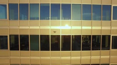 Uzaklaştır işadamı telefon ile yeşil perde ile gelen kuş bakışı şehrin trafik için