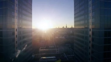 Uçan iş bölgesi içinde gökdelenler arasında