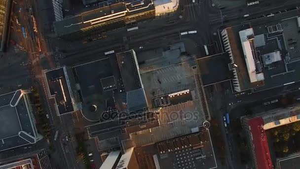 Drohne schießt über Stadt mit Verkehr — Stockvideo