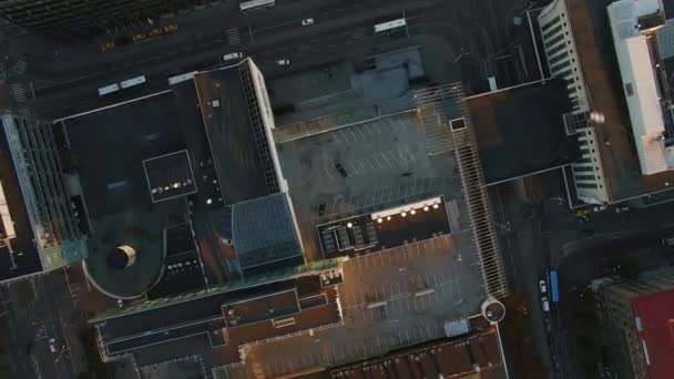 ビジネス地区のガラス事務所ビルの空中軌道ショット — ストック動画