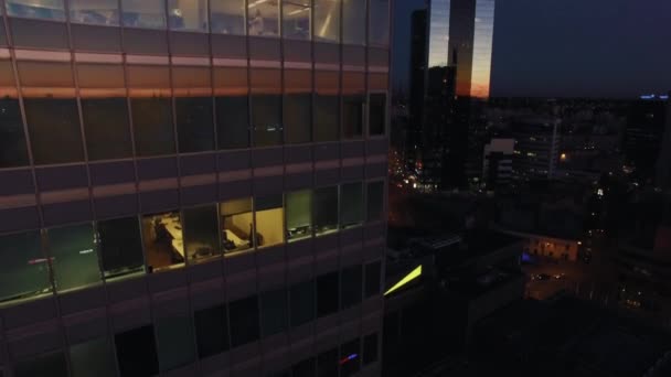 Перемещение снимка окна стеклянного офиса здания в деловом районе — стоковое видео