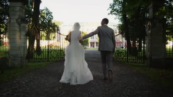 Frischvermählte ziehen in eine Villa in einem Park. — Stockvideo