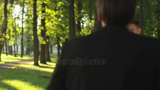 Novia y novio están teniendo una sesión de fotos de boda en un parque soleado . — Vídeos de Stock