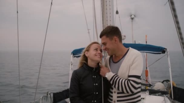 Pareja joven pasando un rato romántico en un yate en el mar . — Vídeo de stock