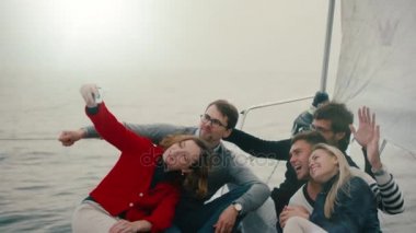 Bir selfie bir yatta denizde yapma arkadaş grubu.