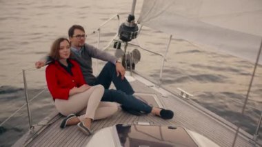 Genç bir çift deniz bir yatta romantik vakit geçiriyor.