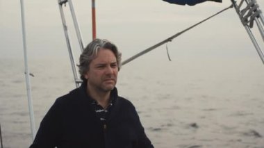 Komuta sizde bir yatı denizde kullanıyor.