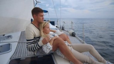 Genç bir çift deniz bir yatta romantik vakit geçiriyor.