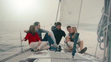 Günbatımı denizde bir yat üzerinde rahatlatıcı arkadaşlar.