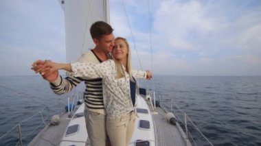 Genç bir çift deniz bir yatta romantik vakit geçiriyor.