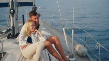 Güzel mutlu çift romantik bir yatta denizin rahatlatıcı.