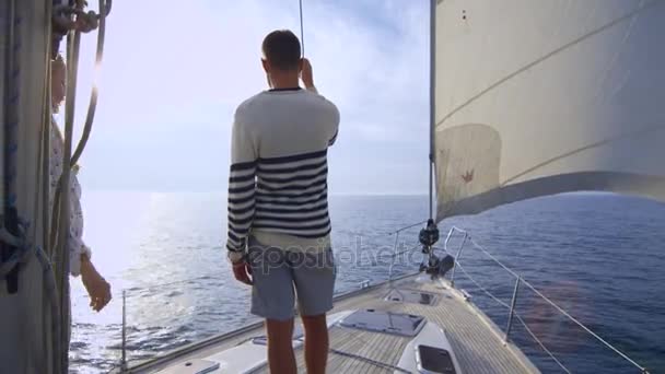 Young couple relaxing on a yacht and looking straight in the sea. — Stock Video