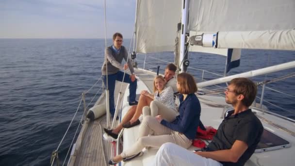Gruppe von Freunden, die sich auf einer Jacht im Meer unterhalten und entspannen. — Stockvideo