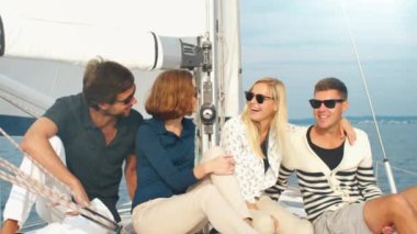 Bir grup insan güneş gözlüğü rahatlatıcı bir yatta deniz.