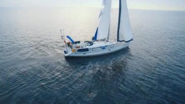 Bir yelkenli tekne gündüz sırasında denizde hava uçak atış.