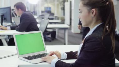 Kadın memur Yeşil perde ile not defteri kullanarak. Büyük Mockup kullanım için.