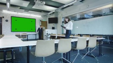 Tablet Pc kullanarak konferans salonunda işkadını olduğunu