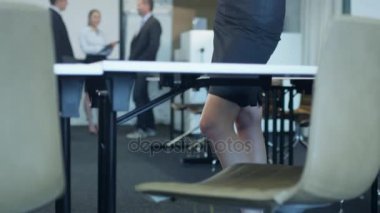 Tablet Pc kullanarak konferans salonunda işkadını olduğunu.