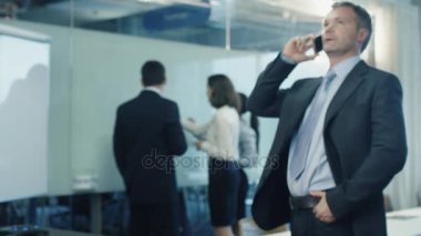 İşadamı kalabalık ofis telefon