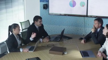Ofis çalışanları ekibimiz var konuşma konferans odasında.