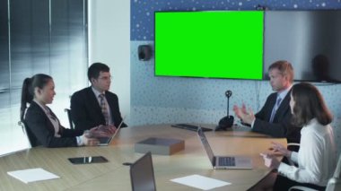 Ofis çalışanları ekibimiz konferans salonunda konuşma var. Yeşil ekran ekran Mockup duvar için.