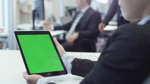 Mujer trabajadora está sosteniendo la tableta con pantalla verde. Ideal para el uso de burlas . — Vídeos de Stock