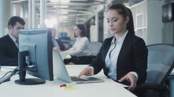 Gewezen vrouwelijke werknemer verfrommelen van documenten — Stockvideo